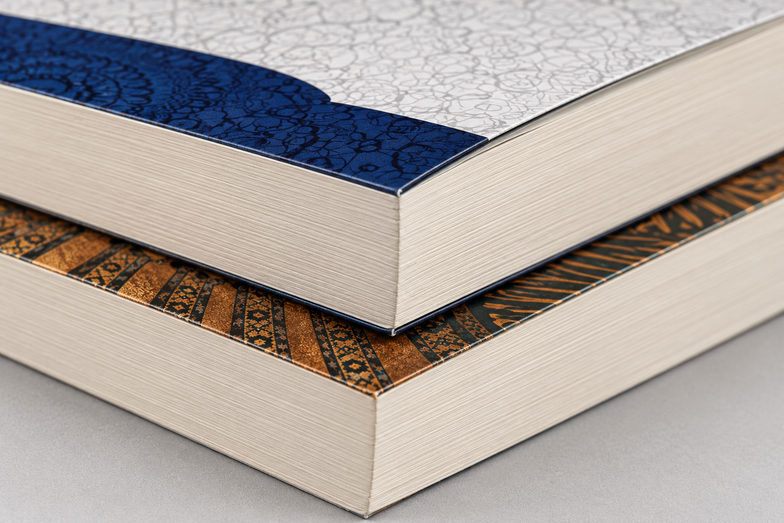 لقطة مقرّبة لحواف الورق وتجليد الكتابين